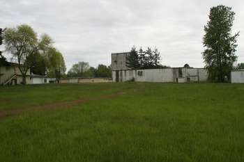Right of BOQ (rear, 630). The other building is the rear of ops/T2 (658).