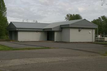 This building is recent. I think it is a Verizon Central Office. It appears to have replaced building 635.